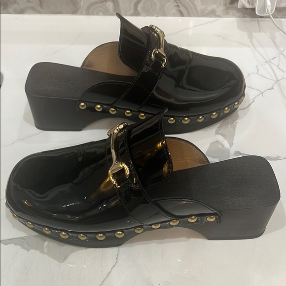 & Other Stories Sz 39 Goldtone Grommets Studded Black Patent Slip On Clogs Shoes - Picture 1 of 8